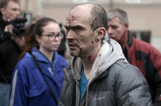 Un hombre herido sale de la estación donde se ha producido el atentado en San Petersburgo