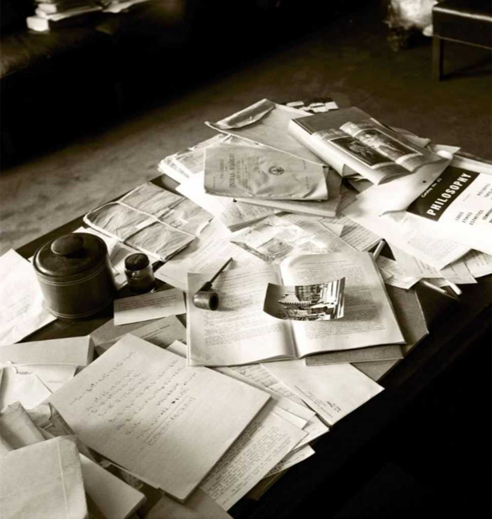 Una pipa, una fotografía, un tintero, libros… así estaba el escritorio de Albert Einstein el día que murió (Ralph Morse -Life Magazine-  Getty)