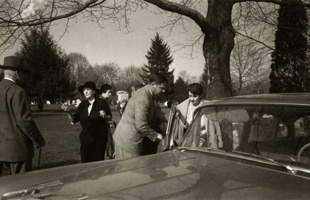 La secretaria de Einstein, Helen Dukas, ingresa al automóvil tras el breve servicio fúnebre (Ralph Morse -Life Magazine- Getty)
