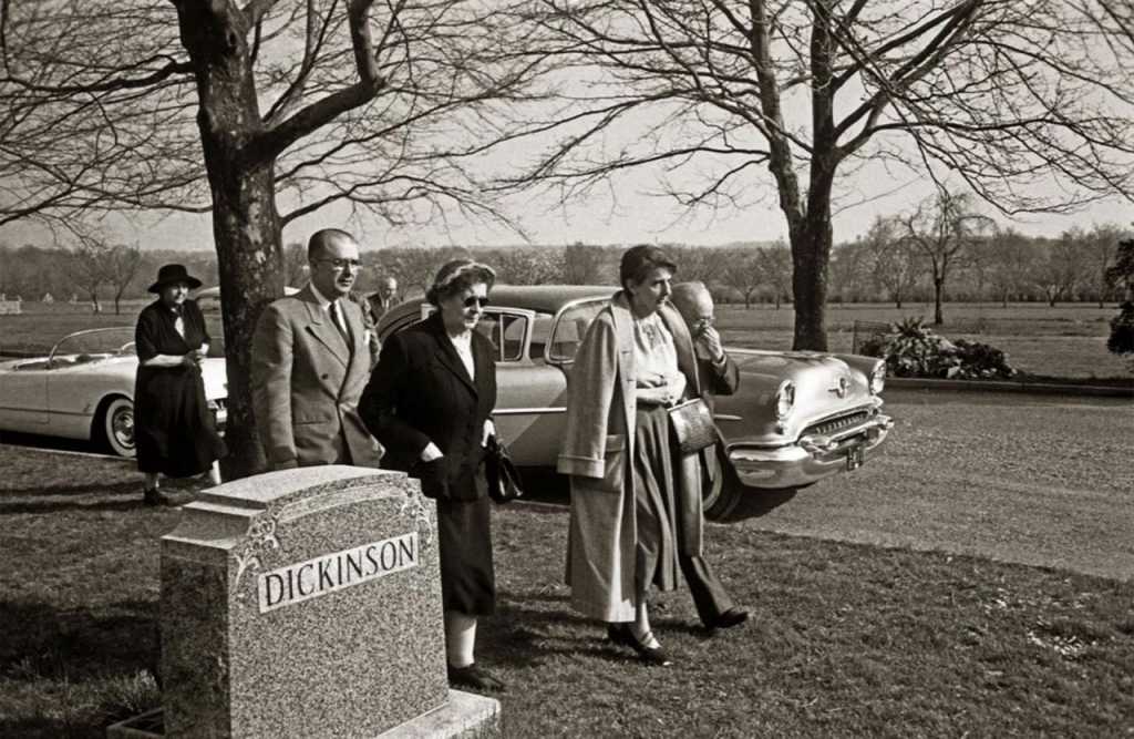 De izquierda a derecha: Frida S. Bucky, Hans Einstein, una mujer no identificada, Helen Dukas, y Gustav Bucky, amigo del matemático (Ralph Morse -Life Magazine- Getty)