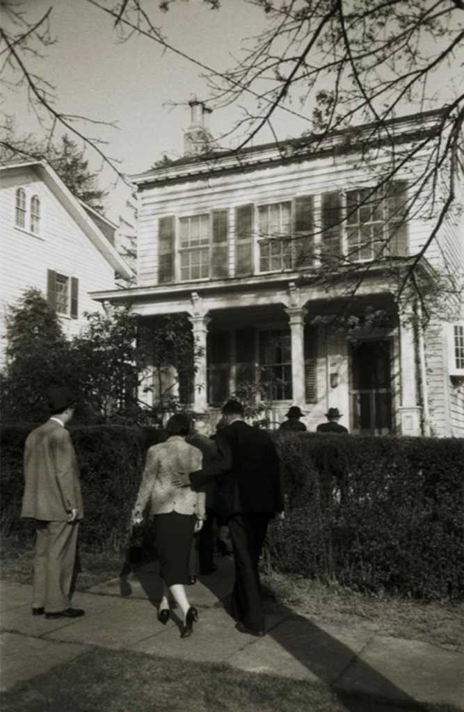 La familia y amigos de Albert Einstein ingresan a la vivienda donde el físico alemán viviera durante 20 años en Princeton (Ralph Morse -Life Magazine- Getty)
