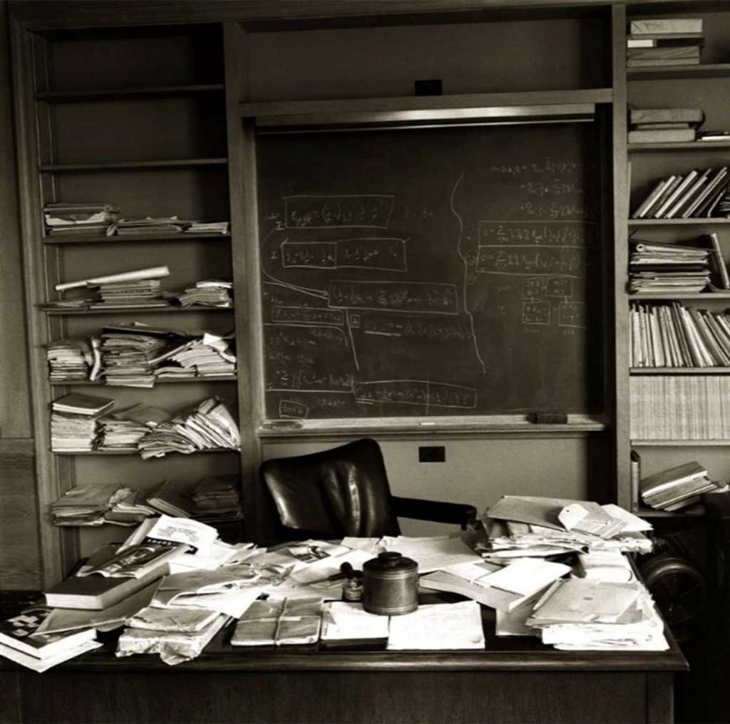 La oficina de Albert Einstein en Princeton tal como la dejó ese día antes de que su corazón le fallara y fuera trasladado a un hospital, donde moriría (Ralph Morse – Life Magazine – Getty)
