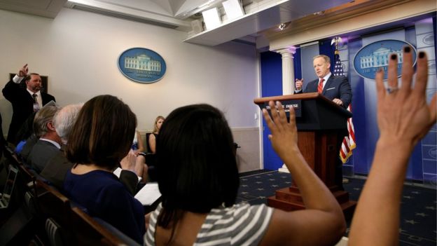 Periodistas levantan la mano para hacerle preguntas a Sean Spicer durante conferencia de prensa.