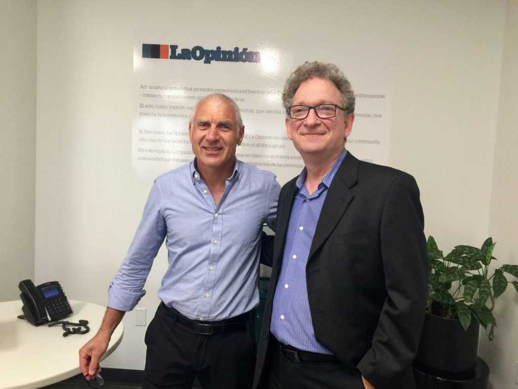 El parlamentario de Israel, Haim Jelin se reunió con el director de La Opinión Gabriel Lerner durante su visita a Los Ángeles. (Araceli Martinez/La Opinión).