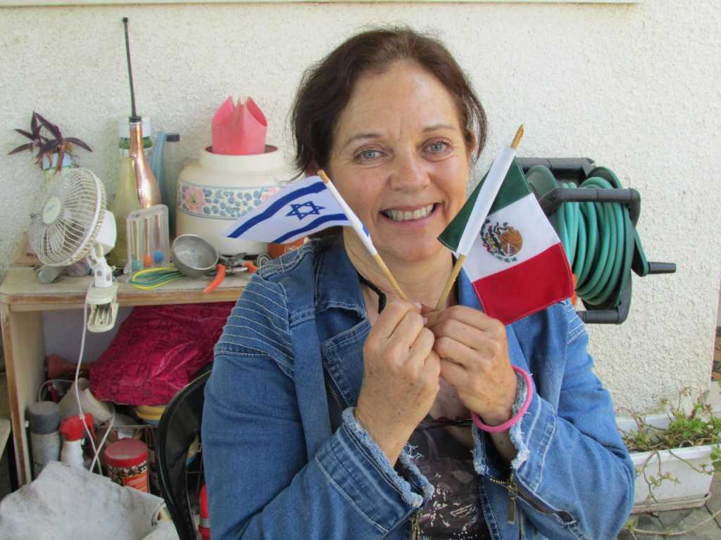 Laura Lotem se siente muy mexicana pero también dice amar a Israel donde ha vivido por 40 años. (Araceli Martínez/La Opinión).