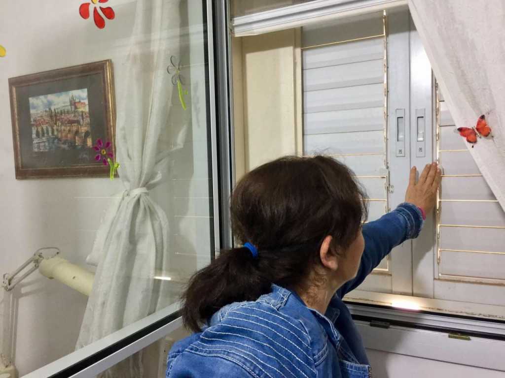 Laura Lotem muestra la ventana del cuarto de seguridad de su casa. (Araceli Martínez/La Opinión).