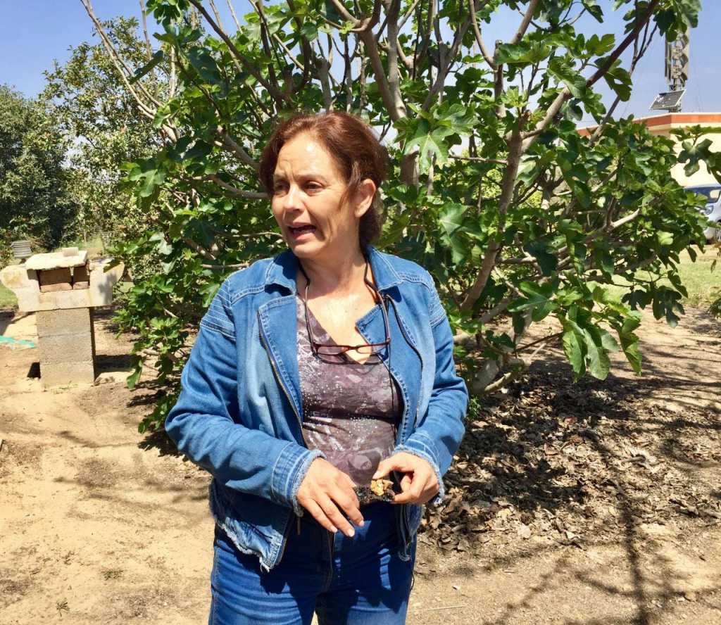 Laura Loton lleva 40 años en Israel, dos años viviendo en un kibutz, una granja rural. (Araceli Martinez/La Opinión).