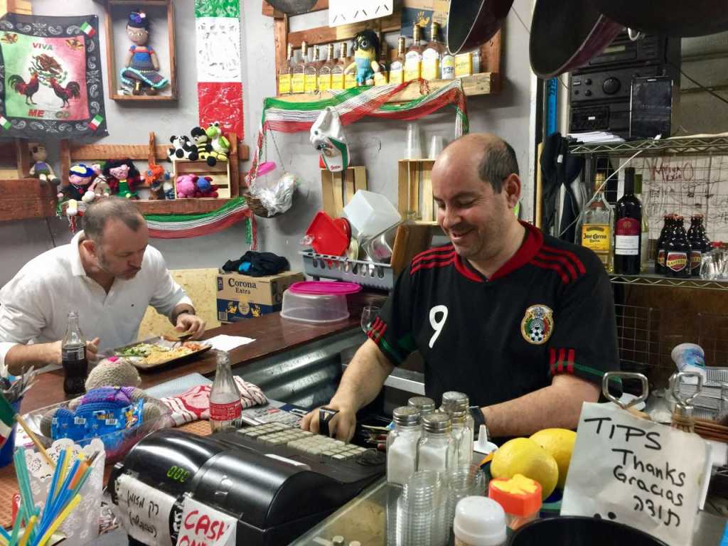 Pepe Salame se siente muy orgulloso de su restaurante Viva México en Tel Aviv. (Araceli Martínez/La Opinión).
