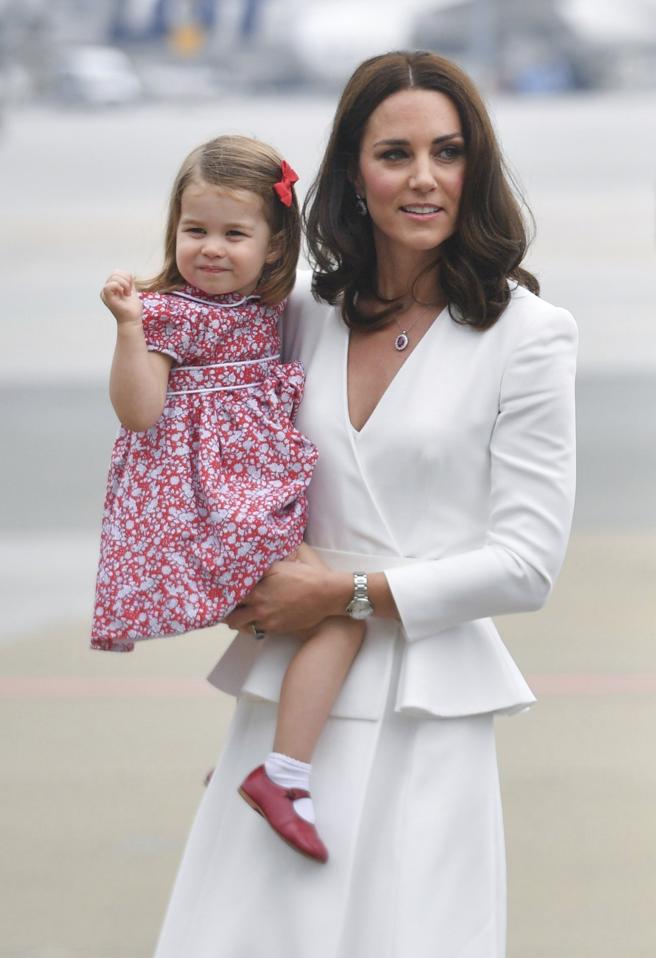 La duquesa Kate de Cambridge, y su hija, la princesa Charlotte de Cambridge, en su llegada al aeropuerto de Varsovia