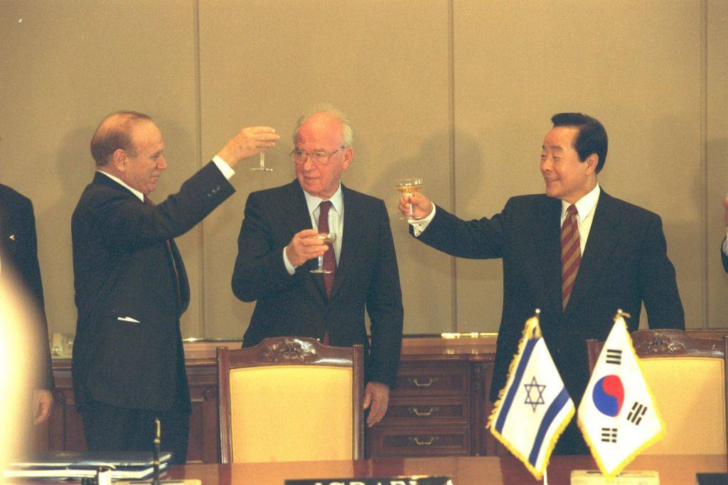 De izquierda a derecha: el embajador de Israel en Corea del Sur, Asher Naim, el primer ministro Yitzhak Rabin y el presidente de Corea del Sur Kim Yung Sam en Seúl, diciembre de 1994 (Yaacov Sa'ar / GPO)