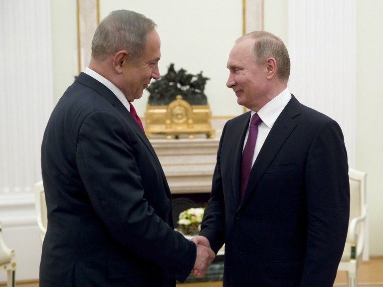 El primer ministro Benjamin Netanyahu, a la izquierda, estrecha la mano con el presidente ruso Vladimir Putin durante su reunión en Moscú el 9 de marzo de 2017. (AFP Photo / Pool / Pavel Golovkin)