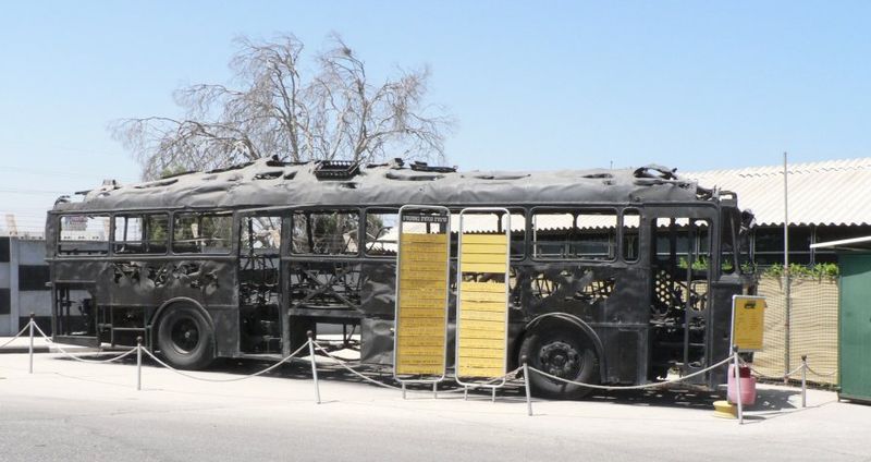 Así quedó el autobus atacado por terroristas árabes de la “Organización para la Liberación de Palestina”