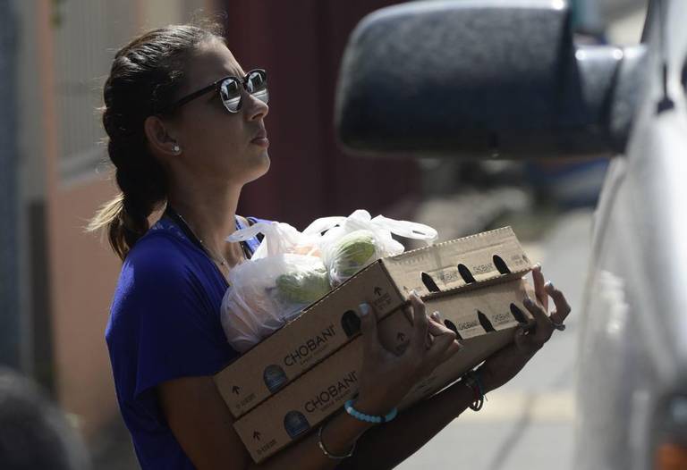 Kelimar Ocasio, una empleada municipal de Puerto Rico, carga el 28 de septiembre de 2018 frutas para distribuirlas a los residentes afectados por el huracán María.