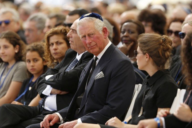 El Príncipe Carlos de Gran Bretaña asiste al funeral del ex presidente y primer ministro israelí Shimon Peres en el cementerio nacional Mount Herzl en Jerusalém el 30 de septiembre de 2016. (AFP Photo / Pool / Abir Sultan)