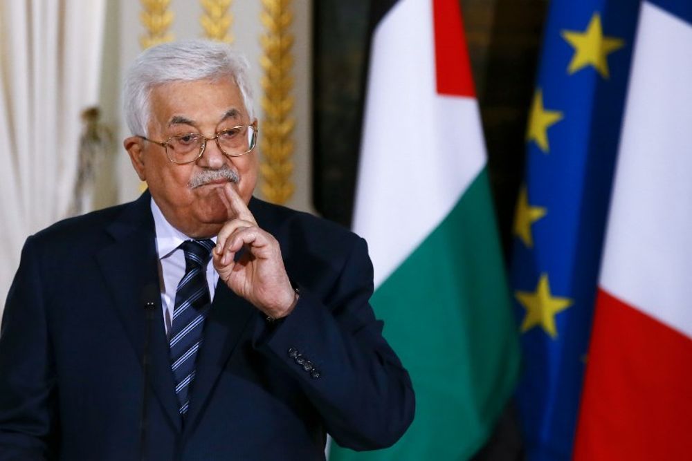 El presidente de la Autoridad Palestina, Mahmoud Abbas, hace un gesto mientras habla durante una conferencia de prensa conjunta con el presidente francés después de su reunión en el Palacio presidencial del Elíseo, en París, el 22 de diciembre de 2017. (AFP PHOTO / POOL / Francois Mori)