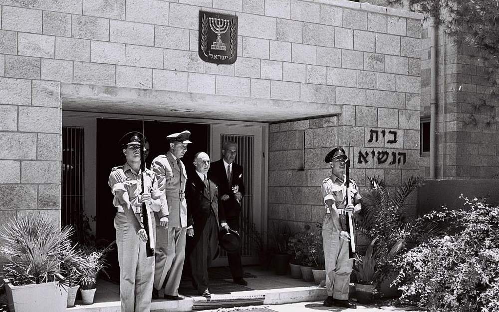 El nuevo embajador de Guatemala en Israel, el Dr. Juan García Granados, deja la residencia del Presidente en Jerusalém después de presentar sus credenciales, julio de 1955 (Moshe Pridan / GPO)