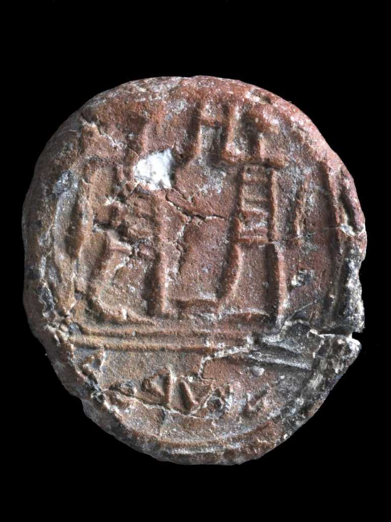 Encontrado a 100 metros del Muro Occidental de Jerusalém, el sello del período del Primer Templo publicado en diciembre de 2017 lleva una inscripción que dice: "Al gobernador de la ciudad". (Clara Amit, Autoridad de Antigüedades de Israel)