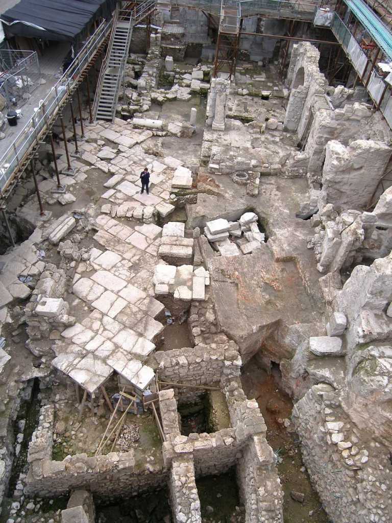 Las excavaciones de la Autoridad de Antigüedades de Israel en la plaza del Muro Occidental de Jerusalém, donde fue descubierto el sello del período del Primer Templo, con la inscripción "Al gobernador de la ciudad", en diciembre de 2017. (Shlomit Weksler-Bdolah)