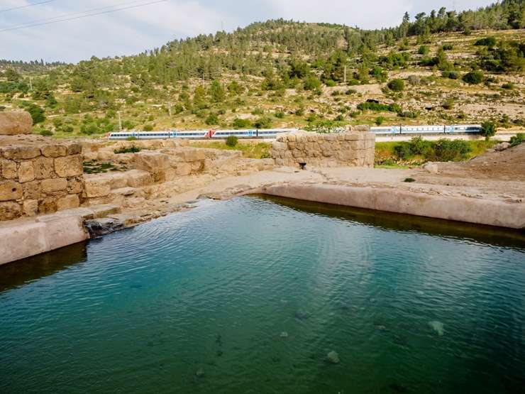 Una piscina de la era bizantina descubierto en el sitio de Ein Hanya, cerca de Jerusalem, y revelado al público el 31 de enero de 2018. (Assaf Peretz / Autoridad de Antigüedades de Israel)