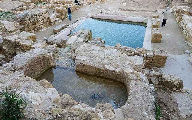 Piscinas de la era bizantina descubiertas en el sitio de Ein Hanya, cerca de Jerusalem, y reveladas al público el 31 de enero de 2018. (Assaf Peretz / Autoridad de Antigüedades de Israel)