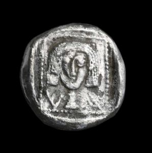 Una moneda de plata dracma griega del siglo IV AEC, descrita como una de las más antiguas, hallada en excavaciones en Ein Hanya, cerca de Jerusalem, y revelada al público el 31 de enero de 2018. (Clara Amit / Autoridad de Antigüedades de Israel)