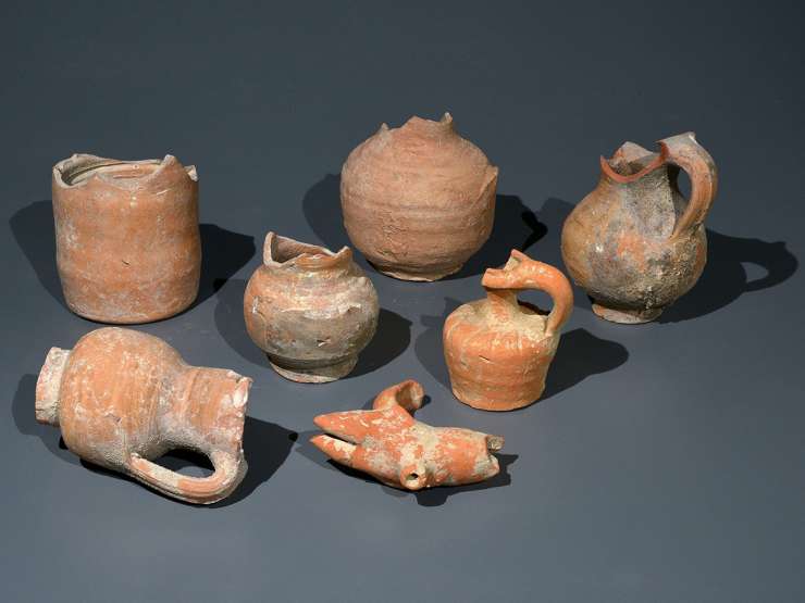 Las vasijas de alfarería usadas por los habitantes en el período bizantino encontradas en las excavaciones en Ein Hanya, cerca de Jerusalem, y reveladas al público el 31 de enero de 2018. (Clara Amit / Autoridad de Antigüedades de Israel)