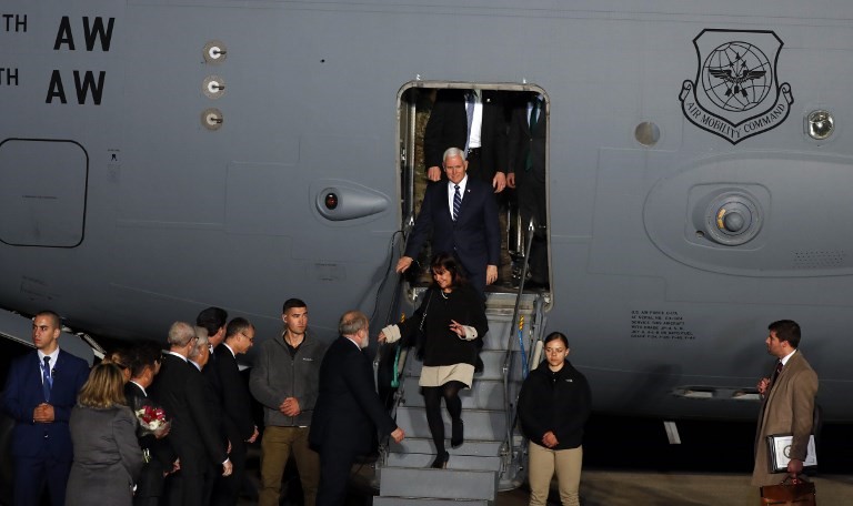 El vicepresidente estadounidense Mike Pence y su esposa Karen Pence bajan de un avión al llegar al aeropuerto Ben Gurion, cerca de la ciudad israelí de Tel Aviv el 21 de enero de 2018. (AFP / Jack Guez)