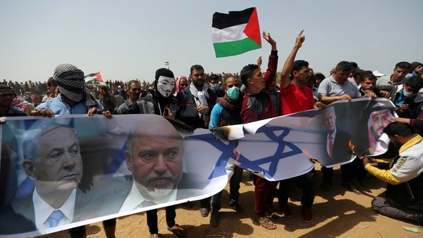 Los manifestantes quemaron banderas de Israel con fotos de sus líderes (Reuters/Ibraheem Abu Mustafa)