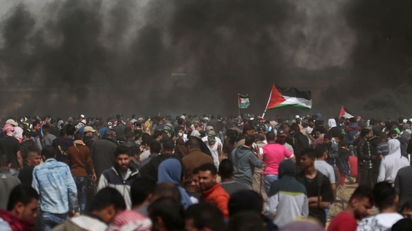 El humo de los neumáticos incendiados cubre el horizonte en el sur de la frontera entre Gaza e Israel (Reuters)