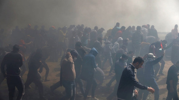 Manifestantes abandonan posiciones ahogados por la humareda que provoca la quema de caucho (Reuters)