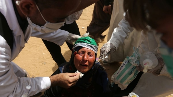 Una mujer es tratada a causa de haber inhalado gas lacrimógeno (Reuters)