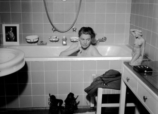 Lee Miller fue retratada por su amante, el fotoperiodista David Scherman, mientras se lavaba en la bañera de Hitler (© Lee Miller Archives England 2015. All Rights Reserved. www.leemiller.co.uk)