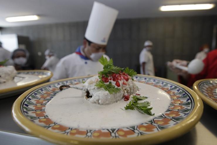 Uno de los platillos mas mexicano hecho de chile poblano relleno de picadillo, en salsa blanca y granos de granada, en Puebla, Septiembre 10, 2010. Reuters/Imelda Medina