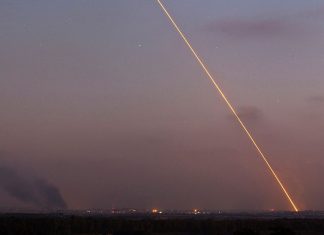 Lanzamiento de cohete desde Gaza (Reuter)