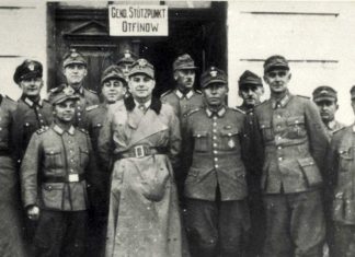 Esta foto sin fecha de la Segunda Guerra Mundial publicada por el memorial del Holocausto Yad Vashem muestra a un grupo de gendarmes polacos. (Yad Vashem vía AP)