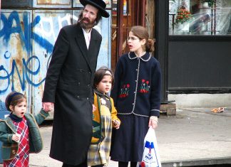 By myshi from Seattle, WA, USA (occasionally Russia) (Satmar community Williamsburg brooklyn new york) [CC BY 2.0 (https://creativecommons.org/licenses/by/2.0)], via Wikimedia Commons
