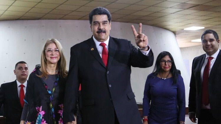 Maduro junto a su esposa, Cilia Flores (@EmbaVen_Arg)