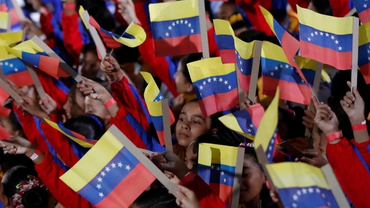 Un grupo de pequeños con banderas de Venezuela en el interior del TSJ (Reuters)