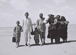 JudÃ­os yemenitas caminando a Aden, el sitio de un campamento de recepciÃ³n, antes de su emigraciÃ³n a Israel, 1949. (Kluger Zoltan / Archivo de fotos nacionales israelÃ­es / dominio pÃºblico)