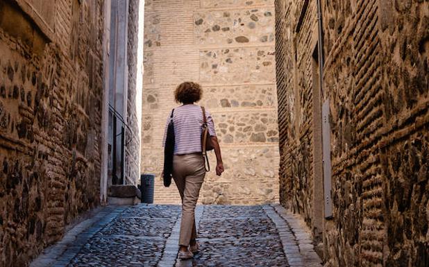Una mujer pasea por la aljama (judería en la Edad Media) en Toledo:: R.C.