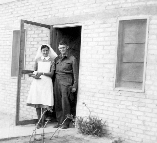En la clínica militar en un campamento militar en Egipto (Dr. Rudy Goldstein con una enfermera en la entrada de la clínica), 1942. La Colección Bitmuna