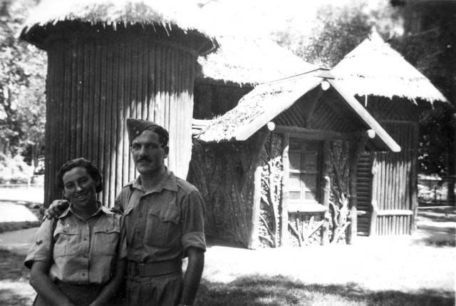 Haviva Reik y Zvi Ben-Yaakov en el Zoológico de El Cairo, 1944. Foto: Rafael Reiss, la Colección Bitmuna. Colección Bitmuna