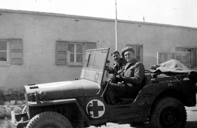 'Egipto - Mi vehículo', 1946. Foto: Dr. Rudy Goldstein (visto conduciendo un automóvil en la imagen). La colección de bitmuna