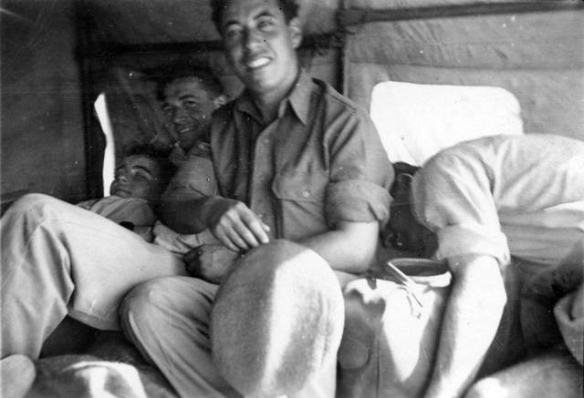 Rafael Reiss y sus amigos en el camino desde El Cairo a un permiso para regresar a casa en Palestina obligatoria, 1944. Foto: Rafael Reiss, la Colección Bitmuna. Colección Bitmuna