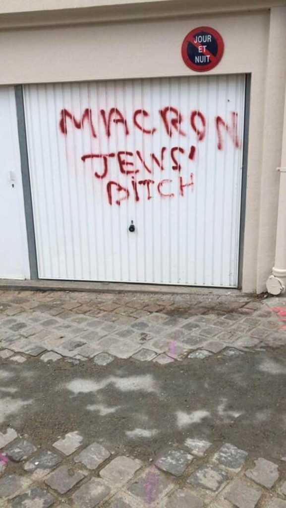 Una de las inscripciones contra Macron