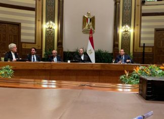 REUNIÓN DEL CAIRO: Ezra Frieldander (centro) le da la mano al presidente egipcio Abdel Fattah el-Sisi (derecha) después de invitarlo a una ceremonia en Washington este otoño, donde la Medalla de Oro del Congreso de EE. UU. Se otorgará póstumamente al asesinado presidente egipcio Anwar Sadat.