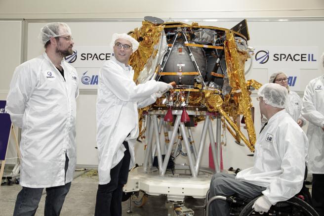 Ingenieros de la compañía israelí SpaceIL con la sonda Beresheet que se lanzará a la Luna