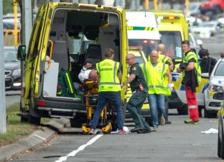 Los equipos de emergencia trasladan a uno de los heridos del atentado este viernes en Christchurch.