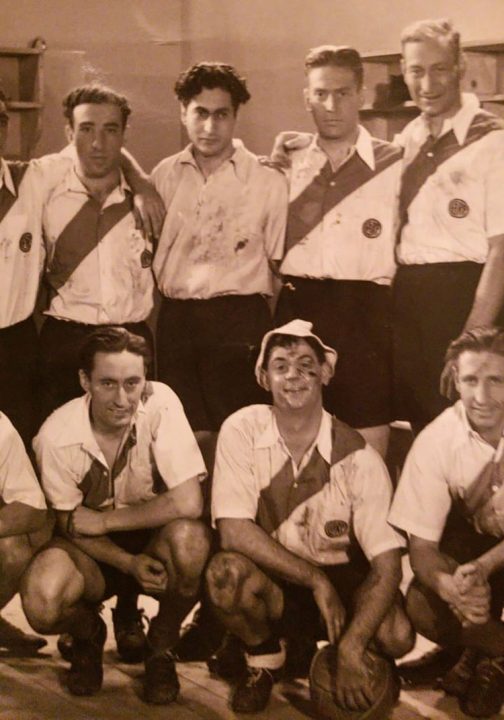 El más alto, a la derecha, es Emérico. Abajo, con la pelota, el humorista Luis Sandrini. El técnico participó de la película “El Cañoñero de Giles”, un homenaje a Bernabé Ferreyra