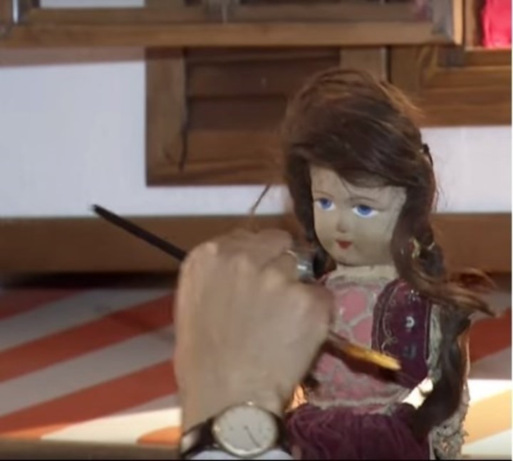 El cuidado de la muñeca, que por una cuestión de humanidad, debería ser inmediatamente retirada del Museo (Captura video).